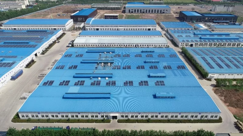 Cum a fost realizată structura cu deschidere mare a clădirii de construcție a fabricii de îmbrăcăminte cu cadru de oțel?