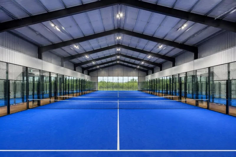 Construcție de terenuri de padel cu cadru de oțel