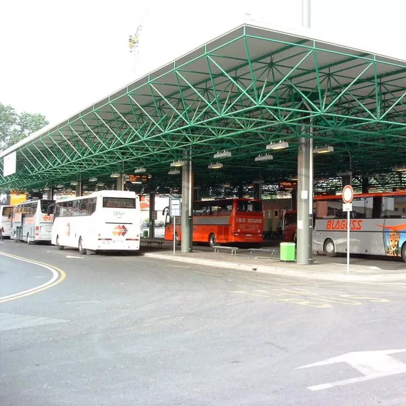 Depozit de autobuze din oțel