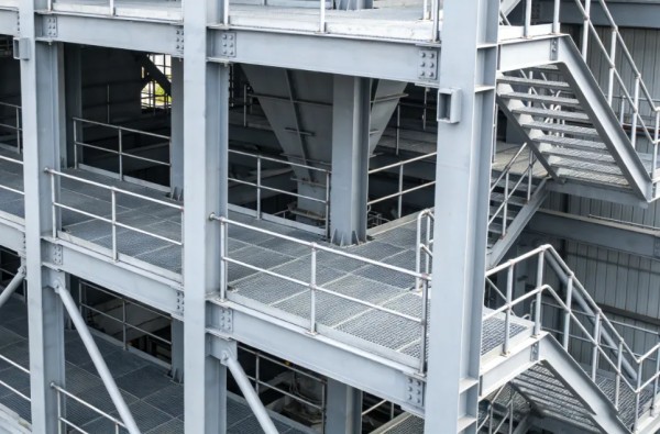 Platformă cu structură de oțel