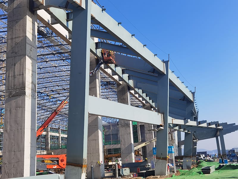 Clădirea gării cu structură de oțel